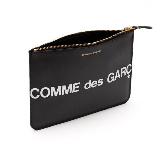 2019年春季已到，繼上季度新登場的CDGCDGCDG系列大玩Logo設計，可見Logo 元素的單品真是流行指標，所以COMME des GARÇONS Wallet 推出粗體Logo為軸的Huge Logo 皮革系列。