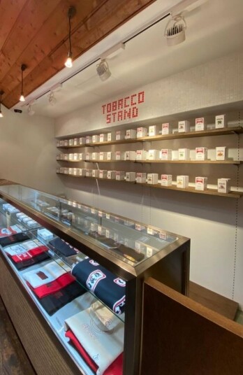 這次的新商店「煙管兔商店」既賣服裝,更賣電子煙,可謂是新的噱頭,配合品 這次的新商店「煙管兔商店」既賣服裝,更賣電子煙,可謂是新的噱頭,配合品