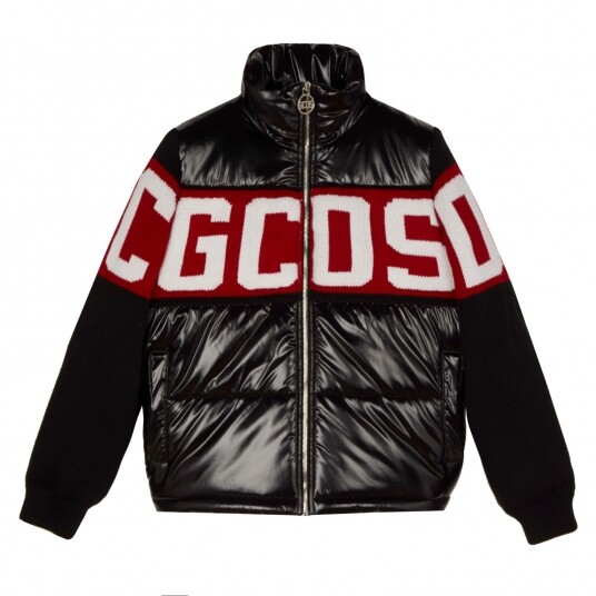 GCDS 在全球 400 多家商店內發售,並分別於米蘭及佛羅倫斯開設了一家品牌 GCDS 在全球 400 多家商店內發售,並分別於米蘭及佛羅倫斯開設了一家品牌