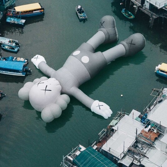 《KAWS:HOLIDAY》香港站的重點,就是這一個KAWS至今最大型臥姿、最具代表性的作品COMPANION 《KAWS:HOLIDAY》香港站的重點,就是這一個KAWS至今最大型臥姿、最具代表性的作品COMPANION