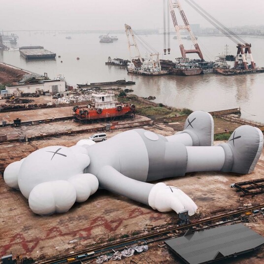《KAWS:HOLIDAY 》香港站全城注目！37米COMPANION巨型雕塑將於維港上登場！