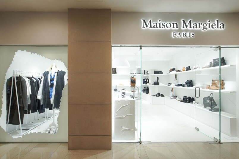 巴黎時裝品牌Maison Margiela繼 2015 年於尖沙咀海港城開設首間專門店後，宣佈在中環置地廣場開設全新男裝快閃專門店，為大家帶來品牌一貫大膽而且抽象的概念。