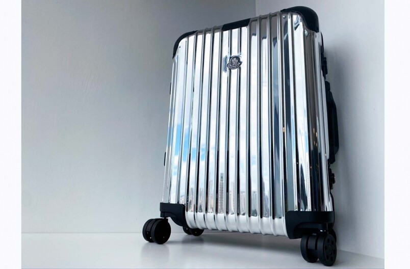 以RIMOWA Original Cabin為原型，用上閃亮鏡面作為行李箱的設計，實在是令人嘖嘖稱奇