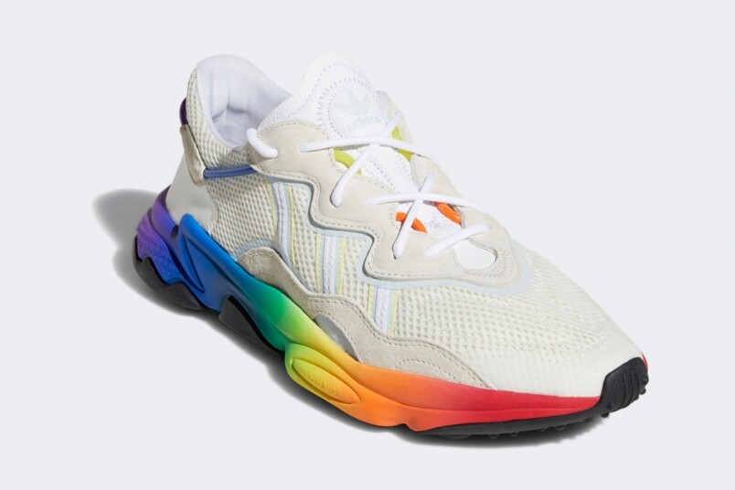 adidas的這款OZWEEGO PRIDE以彩虹漸變配色的中底及印了 「Love Unites」 彩虹字樣的鞋墊呼應