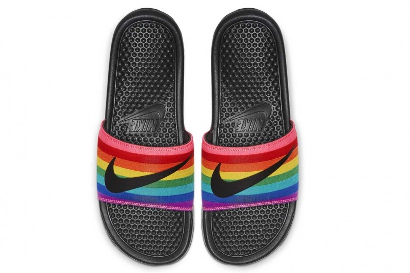 Nike Benassi JDI Betrue以簡單的黑色主調加上彩虹旗，加上柔軟泡棉鞋底，帶來不錯的