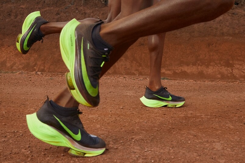 Nike Air Zoom Alphafly NEXT%配備兩個Nike Air Zoom氣墊，不是一般運動鞋放在後掌，反而是放在