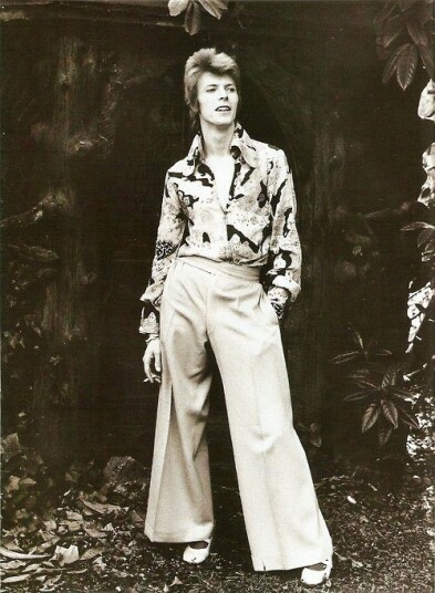 這種喇叭褲的設計到了60年代開始廣為一眾搖滾巨星的至愛，隨著當年