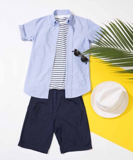 Uniqlo深藍色DRY-EX及膝短褲、藍色間條短袖tee、藍色短袖oxford shirt、黑色粗眉框太陽眼鏡及白色草帽