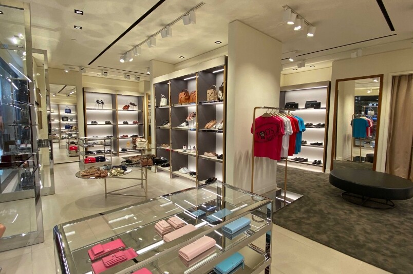 Tod’s的全新店舖佔地逾1,000平方呎,其簡潔明亮的裝潢不但突顯了Tod’s Tod’s的全新店舖佔地逾1,000平方呎,其簡潔明亮的裝潢不但突顯了Tod’s