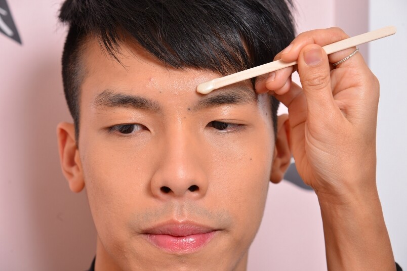相比傳統的修眉方法 ，蜜蠟修眉能快速安全地清除雜毛及幼細毛髮，同時