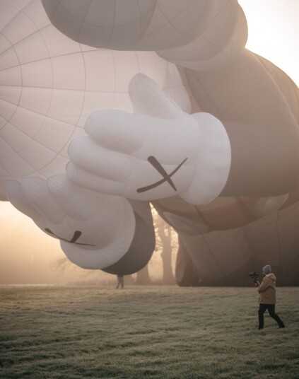 《KAWS:HOLIDAY》第六站42米高COMPANION熱氣球升空！3款COMPANION 6寸公仔明天發售