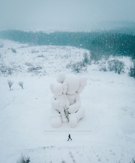 《KAWS:HOLIDAY》第8站去到長白山！KAWS首個COMPANION巨型雪雕創作連雪白特別版推出