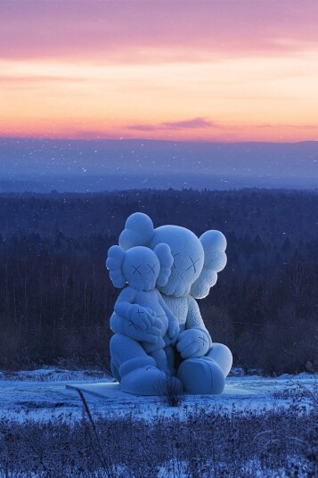 《KAWS:HOLIDAY》第8站去到長白山!KAWS首個COMPANION巨型雪雕創作連雪白特別版推出 《KAWS:HOLIDAY》第8站去到長白山!KAWS首個COMPANION巨型雪雕創作連雪白特別版推出