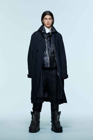 本系列引入全新合作與製造 Perfecto 騎士外套的大師級品牌 Schott。 sacai 風格在保留 本系列引入全新合作與製造 Perfecto 騎士外套的大師級品牌 Schott。 sacai 風格在保留