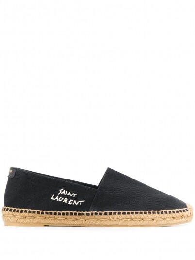 看似尋常的一雙黑色草鞋，但卻於細節上「用足料」，如鞋側繡上的品牌手寫