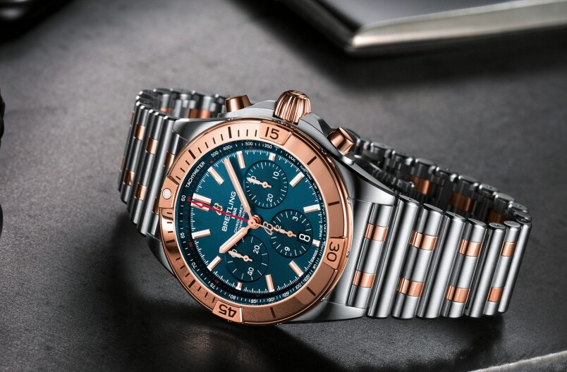 另一款引人注目的雙色間金 Chronomat 機械計時腕錶採用優雅的藍色錶盤及同