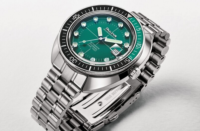 BULOVA 70年代的Oceanographer，配備搶眼的雙色單向轉動錶圈，錶面上印有666 feet的潛水深
