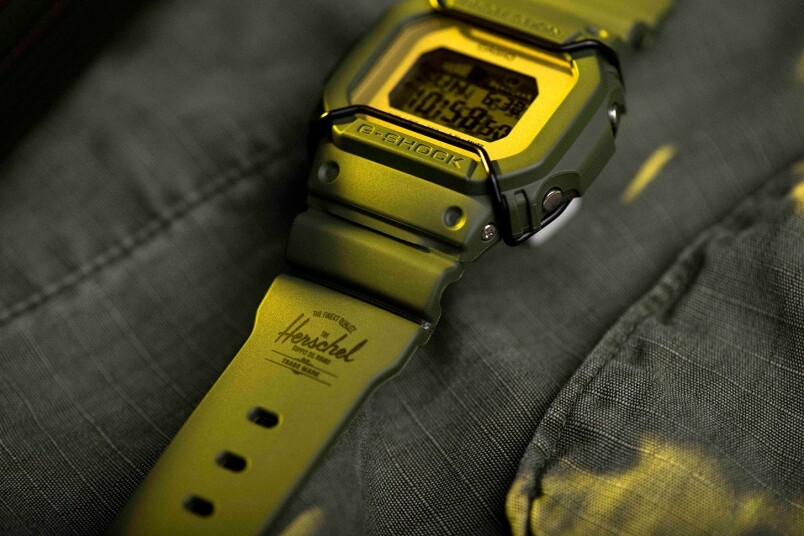 錶帶物料同樣為啞光樹脂，上面特別印有黑色的Herschel Supply的logo，為錶帶加入另