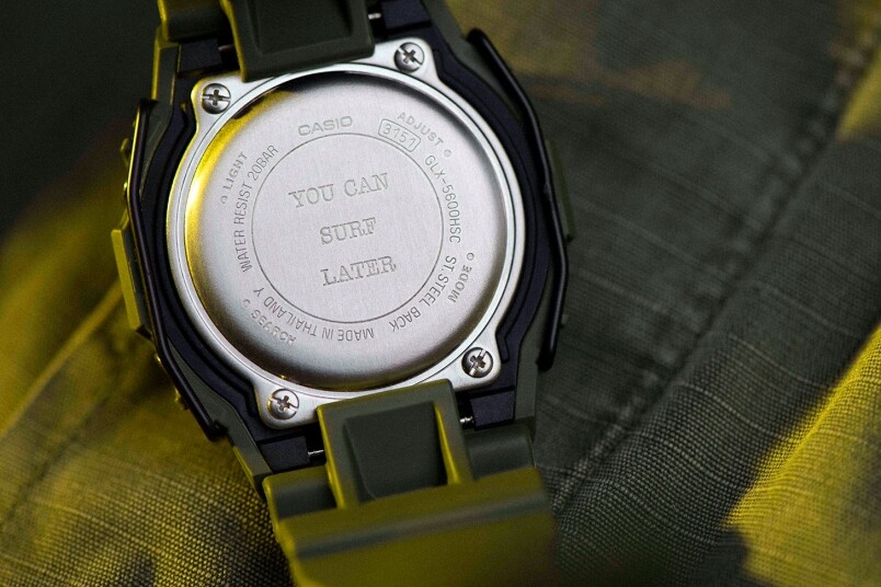 Herschel G-Lide的精鋼錶背刻有「YOU CAN SURF LATER」，呼應美軍當年在Zippo打火機背刻上的戰