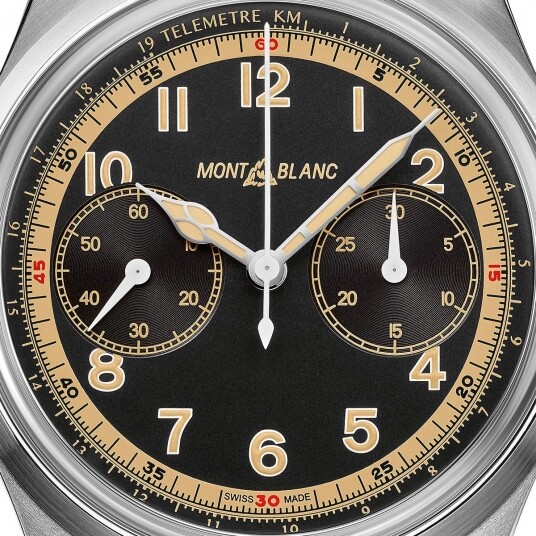 用於測量時間的中央計時秒針與30分鐘計時盤，均採用白色指針，與黑色