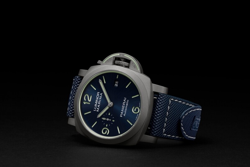 驟眼看，腕錶外表已甚為討好，錶殼直徑44mm，有一面漂亮易襯的藍色三文
