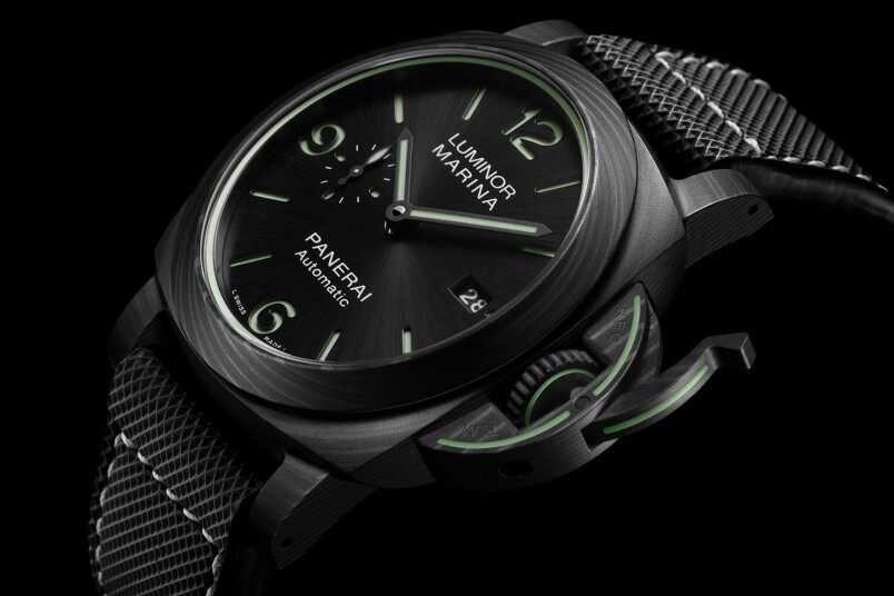這枚PAM1118同樣是一枚小三針，但錶殼就用上由品牌獨家研發的碳纖維Carbotech