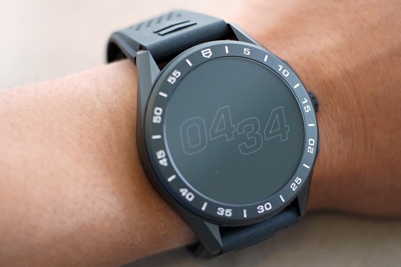 全新的TAG HeuerConnected也加入了常亮屏幕，錶盤備有極為易讀、以抗刮藍寶石錶鏡保