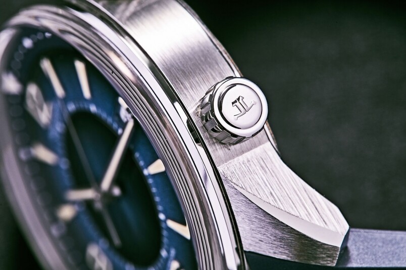 對比起60年代的靈感來源Memovox Polaris極地響鬧腕錶，三環同心錶盤設計、旋轉內