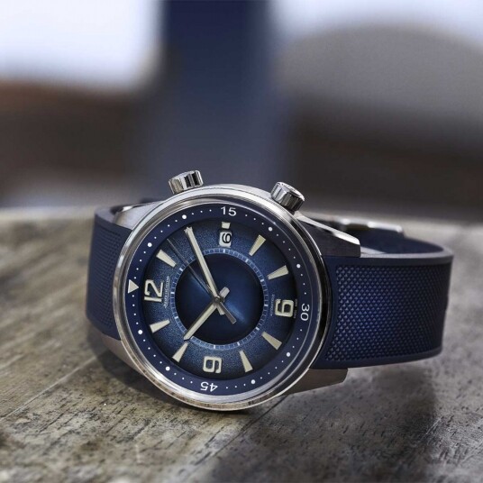 對比起60年代的靈感來源Memovox Polaris極地響鬧腕錶，三環同心錶盤設計、旋轉內