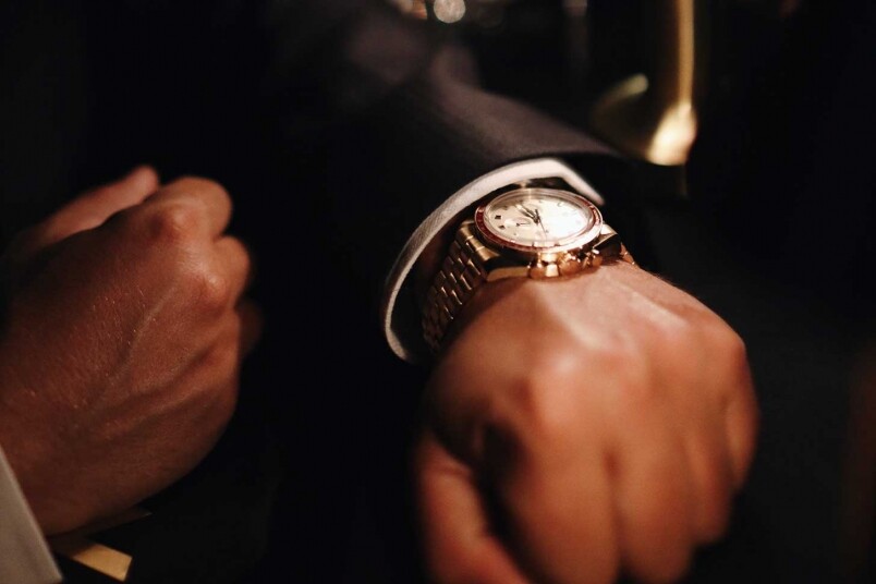 新版本的18K Moonshine金Speedmaster腕錶，色調比傳統黃金淺淡柔和，特別飾有酒紅色的