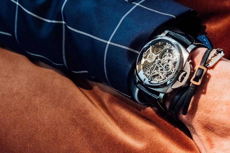 訪問當天，Pontroué戴的是Lo Scienziato Luminor 1950 Tourbillon GMT Titanio 47mm PAM578。腕錶有鏤空錶盤、陀飛輪及