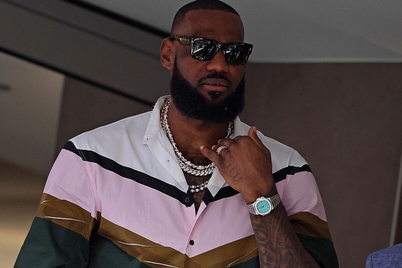 大帝LeBron Jame早前2月13日1於Los Angeles Rams對Cincinnati Bengals的Super Bowl賽事之上現身,穿上Dries 大帝LeBron Jame早前2月13日1於Los Angeles Rams對Cincinnati Bengals的Super Bowl賽事之上現身,穿上Dries