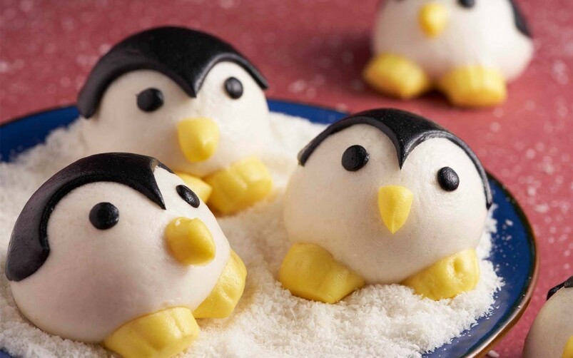 小企鵝奶黃包（HK$32）造型精美，師傅逐隻人手製作，仿似置身南極雪山，小朋友一定喜歡。