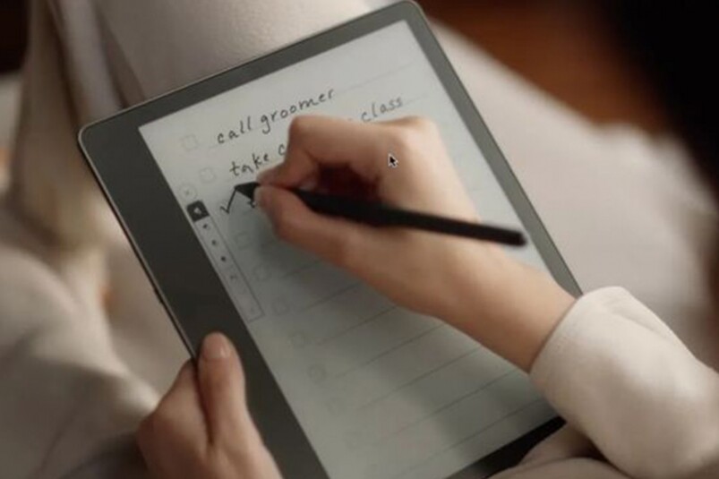 全新的Kindle Scribe在上年推出，是首款配備手寫筆功能的Kindle電子書閱讀器產品，分口基本和高級版手寫筆選擇，後者配備專屬的「擦膠」功能，並且在筆桿有一枚可自訂功能的按鈕