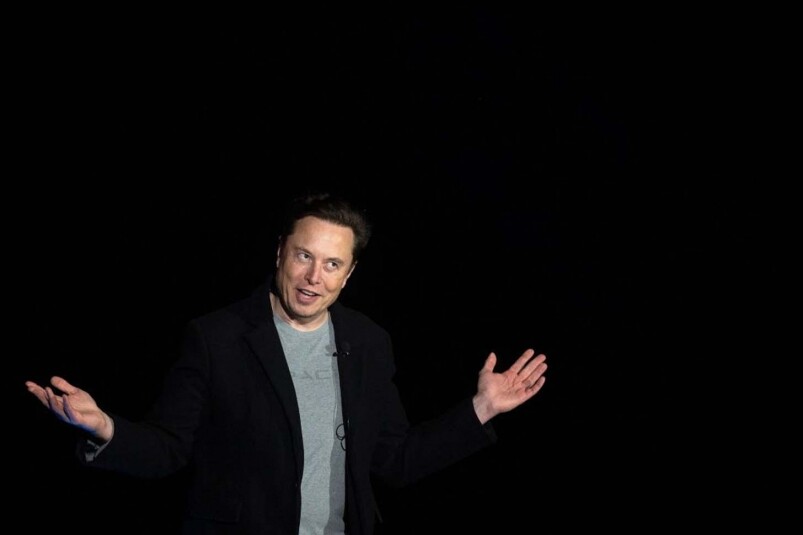 看清楚了吧，Elon Musk的成功，除了硬科技，更重要的可能是他懂得政治，靈巧如蛇，游走於美國民主黨及中共舊派之間。而除了養大了舊派禁室培育的寧德時代，還用甚麼方法幫助神秘的金主們服務？