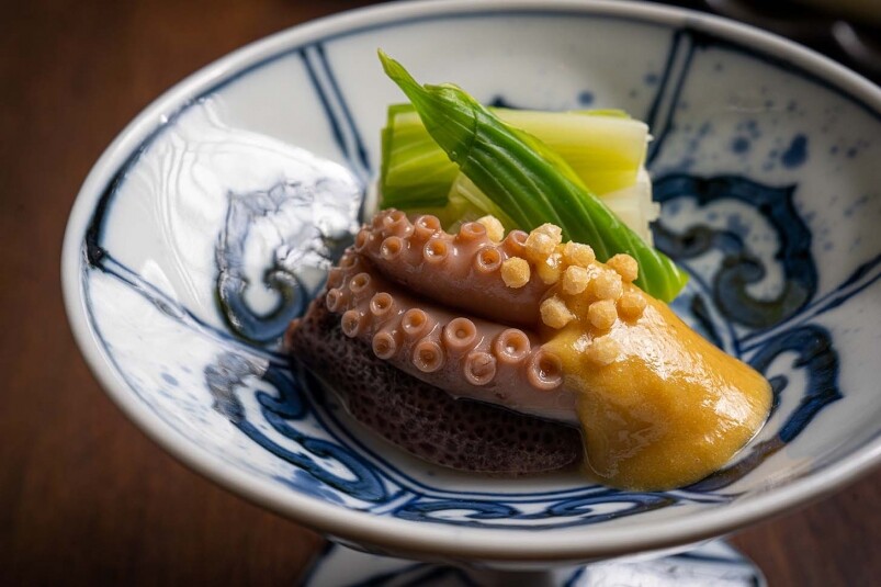第二道菜「替」，料理長選用北海道的帆立貝沾上霰餠碎炸、配上富山県産的舞茸、淋上蛋黄醋汁。
