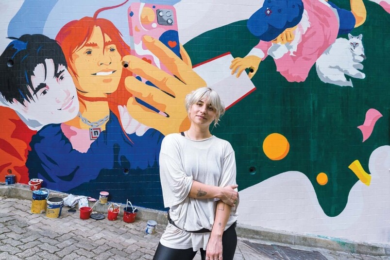 在「奕凨」，旅客能欣賞到形式豐富的藝術作品，享受其精心策劃的種種城市藝術體驗——如由 柏林藝術家 Josephine Rais 在香港創作的極富衝擊力的彩色戶外畫作。作品與「奕凨」的構造緊密 相融，帶領著旅客前往多功能中心歇息、玩樂。