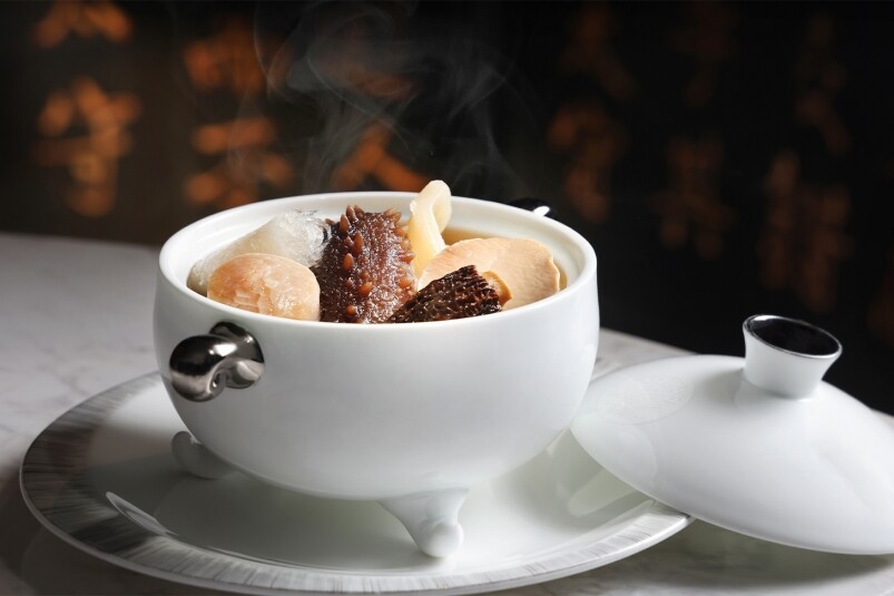 劉師傅精緻珍品晚宴（HK$1888/位），就包括「迷你佛跳牆」，用明火燉煮三十分鐘，而且材料相當豐富，有南非的鮑魚、非洲的花膠、澳洲的海參和印尼的燕窩，甚至香菇的類型也是精心挑選的茶花菇。說起這個茶花菇，相當特別，味道濃郁之餘，更帶有淡淡的普洱茶香，這是因為茶花菇是種植在帶有普洱茶園的土地上，而擁有這樣獨特的風味。