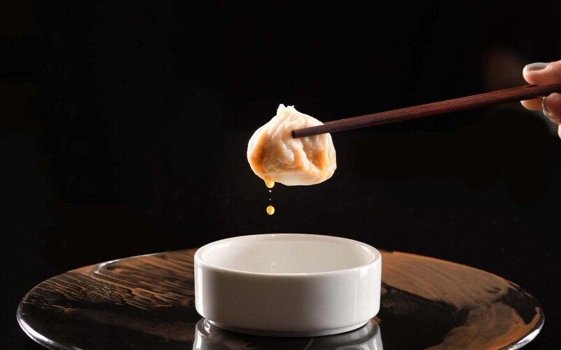 蟹粉小籠包 先以傳統上海大閘蟹美食展開序幕，一口大小的小籠包豐腴多汁、滋味滿溢。