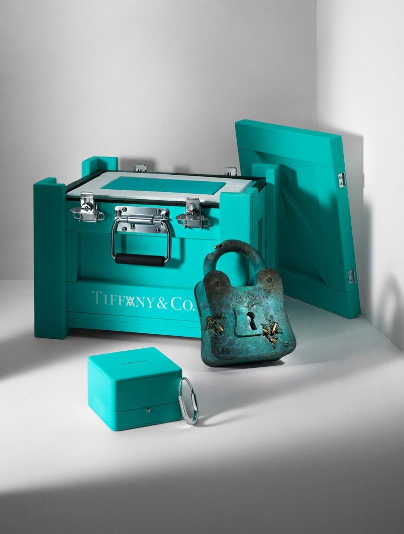 強烈展現「鏽蝕」風格的時間美學丨Tiffany & Co.第三度與Daniel Arsham推出限量 99 件青銅掛鎖與Tiffany Lock手鐲