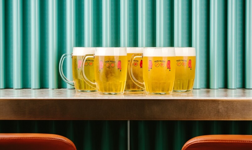 由下午6時開始，BaseHall將化身為傳統的巴伐利亞啤酒帳篷 (Bavarian Beer Tent)， 可以品嚐啤酒、以德國美食為靈感的小食及參與傳統啤酒節遊戲。除了pretzel 麵包 、巴伐利亞香腸、各式烈酒及啤酒等啤酒節派對不可少的滋味外，本地品牌少爺啤酒 廠更會帶來他們獨家釀製的「Young Master Festbier」。  為配合整個活動，BaseHall內的8家餐廳均為啤酒節獨家設計了一系列德國啤酒節小食，於兩個周六供應。派對會於晚上7點以傳統的敲打啤酒桶儀式揭開序幕。各款傳統遊戲和節目也將一併回歸，包括備受歡迎的 Stein-holding 比賽，獎品豐富：頭獎是Alvy's的兩位用晚餐，第 二名和第三名的獎品分別是一箱少爺啤酒和價值HK$500元的「BaseHall Bucks」。  BaseHall德國啤酒節 地址：中環康樂廣場1號 門票：每位HK$180 (6pm-12am) 購買網址：https://www.eventbrite.hk/e/oktoberfest-at-basehall-2022-tickets-418429863987?aff=CC