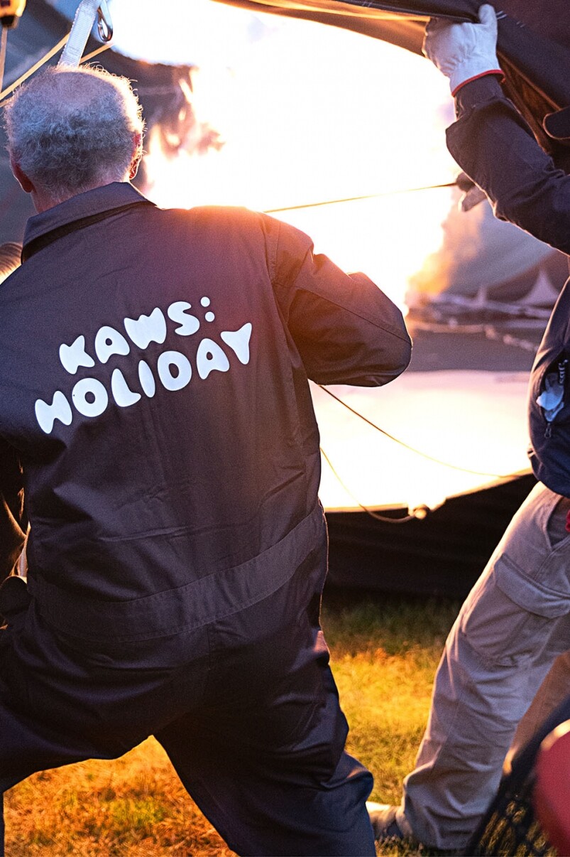 《KAWS:HOLIDAY墨爾本站》熱氣球升到半空丨邀請Human Made聯乘推出飛行員連身衣