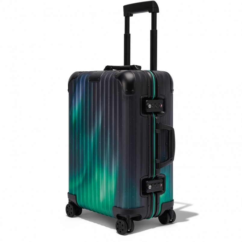 將極光散在行李箱上丨RIMOWA特別版行李箱限量1,000個