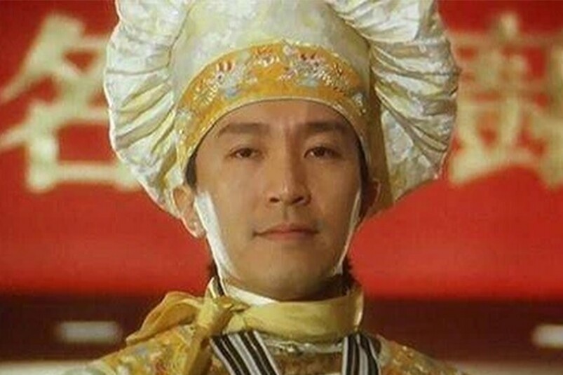 1996年,周星馳在電影《食神》中曾經講過:「一間變兩間,兩間變四間,四間變八間,八間之後上市,上市咪再集資囉!跟住炒股票囉!搞埋地產呀笨!跟住,再分拆上市,到時淨係收股息我都唔知點計呀!」,雖然電影中周星馳講上市講得容易,但他似乎在香港股壇中並未有任何矚目的表現。 早在2005年,周星馳已經希望將廣告、電視製作服務及經理人公司品記國際上市,集資約5,000萬,但是因為上市聆訊中未獲通過,故上市計劃趨於沉寂。直至2009年6月,周星馳以3億注入尖沙咀的加連威老道GI Mall,成功入主經營電子產品貿易的帝通國際(8220,前稱華索國際),並於次年3月將GI Mall 轉售以3.2億予資本策略(497),6月周星馳擔任該公司執董,在9月易名比高國際。 1996年,周星馳在電影《食神》中曾經講過:「一間變兩間,兩間變四間,四間變八間,八間之後上市,上市咪再集資囉!跟住炒股票囉!搞埋地產呀笨!跟住,再分拆上市,到時淨係收股息我都唔知點計呀!」,雖然電影中周星馳講上市講得容易,但他似乎在香港股壇中並未有任何矚目的表現。 早在2005年,周星馳已經希望將廣告、電視製作服務及經理人公司品記國際上市,集資約5,000萬,但是因為上市聆訊中未獲通過,故上市計劃趨於沉寂。直至2009年6月,周星馳以3億注入尖沙咀的加連威老道GI Mall,成功入主經營電子產品貿易的帝通國際(8220,前稱華索國際),並於次年3月將GI Mall 轉售以3.2億予資本策略(497),6月周星馳擔任該公司執董,在9月易名比高國際。