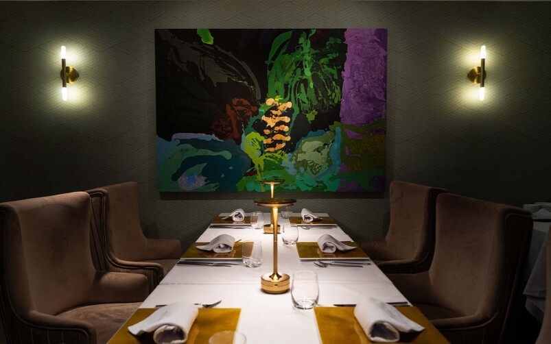 位於中環很浪漫的煤氣燈下，新開了一間高級意法餐廳A Lux，最近餐廳就推出全新餐單，以抽象畫作為創作主題，主廚Chef Chung以具個人特色的手法演繹多款傳統意法菜式，找來8幅藏淵先生創作的抽象派畫作的畫作，去設計出於晚餐時段供應的食8道菜A Lux Signature Menu（HK$1780/位）及6道菜 A Lux Experience Menu（HK$1480/ 位)。