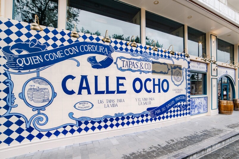 餐廳以其地址加寧街 8 號命名（Ocho 於西班牙文意思為「8」），甫抵達餐廳門前，便會看到由Elsa Jeandedieu Studio 所手繪的逾25呎寬壁畫，配以藍白花磚門面，相當壯觀。