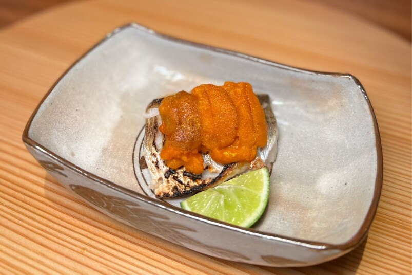 第七道菜「燒物」是燒千葉県産梭子魚配海膽。