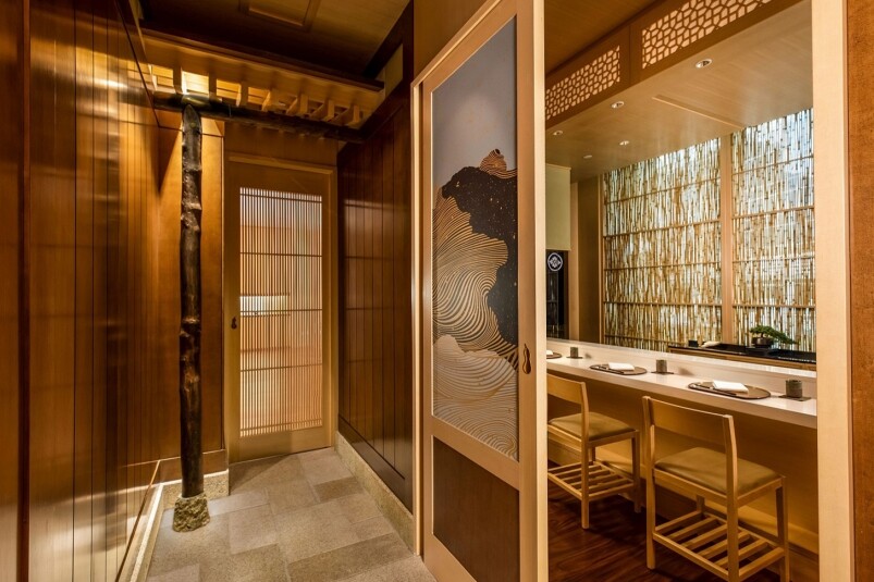 午餐的Omakase分別有「櫻」、「梅」兩款(15品,HK$880及18品HK$1180),而晚餐Omakase同樣都是有兩款「籐」、「椿」(22品,HK$1980及26品HK$2380),每位價錢需另加附10%服務費。 鮨一魂Sushi Ikkon 地址:銅鑼灣禮頓道 8 號香港銅鑼灣皇冠假日酒店地下 電話:3980 3001 午餐的Omakase分別有「櫻」、「梅」兩款(15品,HK$880及18品HK$1180),而晚餐Omakase同樣都是有兩款「籐」、「椿」(22品,HK$1980及26品HK$2380),每位價錢需另加附10%服務費。 鮨一魂Sushi Ikkon 地址:銅鑼灣禮頓道 8 號香港銅鑼灣皇冠假日酒店地下 電話:3980 3001