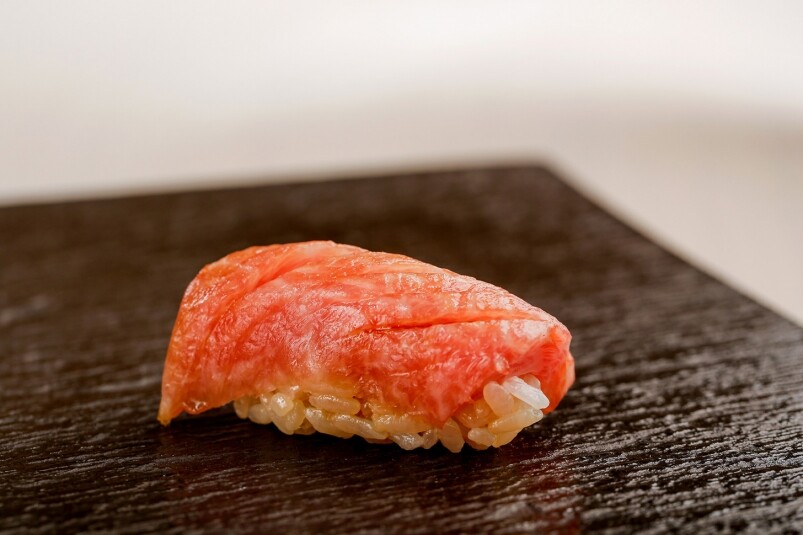 「鮨一魂Sushi Ikkon」的所有食材都由日本新鮮直送到港,而且有別於其他餐廳,大廚因應食材的口味和濃度去決定用哪種醋飯做配搭。赤醋飯味道較濃郁,適合配搭鮑魚和星鰻等濃味菜式。 「鮨一魂Sushi Ikkon」的所有食材都由日本新鮮直送到港,而且有別於其他餐廳,大廚因應食材的口味和濃度去決定用哪種醋飯做配搭。赤醋飯味道較濃郁,適合配搭鮑魚和星鰻等濃味菜式。