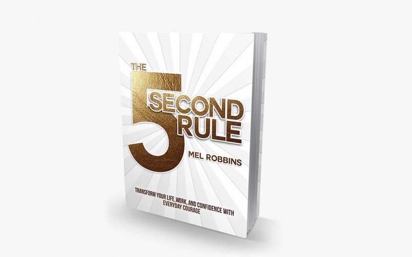 「五秒定律」(5 Second Rule)是由Mel Robbins的著作《五秒法則行動筆記的力量》而來的。要理解五秒定律其實很簡單，不過當你理解到它背後的心理學機制，並且嘗試過之後，就會對它的效果感到震驚！